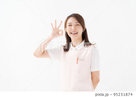 エプロンをつけたスタッフ エプロンをつけたスタッフ 95231874