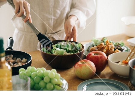 サラダを作る女性 95231945