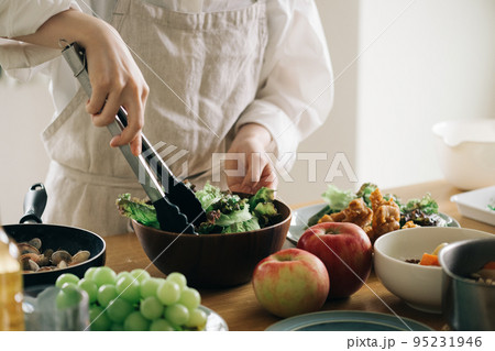 サラダを作る女性 95231946