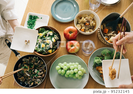 ホームパーティ・準備をする夫婦 95232145