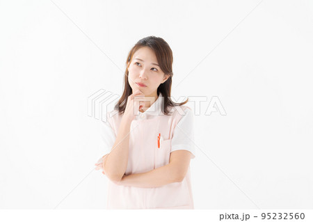 エプロン姿の女性スタッフ 95232560
