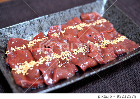 レバ刺し 95232578