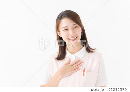 エプロン姿の女性スタッフ エプロン姿の女性スタッフ 95232579