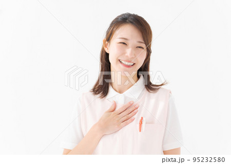 エプロン姿の女性スタッフ 95232580