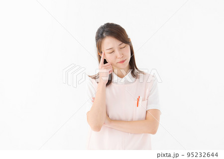エプロン姿の女性スタッフ エプロン姿の女性スタッフ 95232644