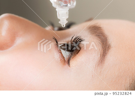点眼する女性 点眼する女性 95232824