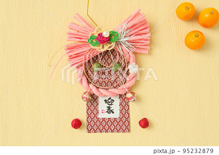 正月のお飾りとみかんが3個｜日の丸構図 95232879