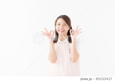エプロン姿の女性スタッフ エプロン姿の女性スタッフ 95233417