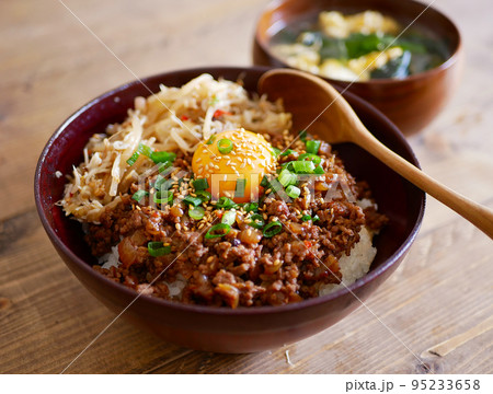 坦々そぼろ丼 95233658