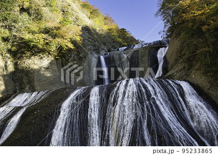茨城県　日本三大名瀑　袋田の滝　紅葉 95233865
