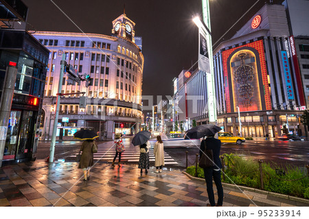 《東京都》夜の銀座・雨の夜景 《東京都》夜の銀座・雨の夜景 95233914