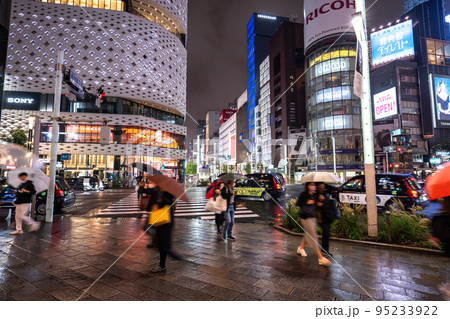 《東京都》夜の銀座・雨の夜景 《東京都》夜の銀座・雨の夜景 95233922