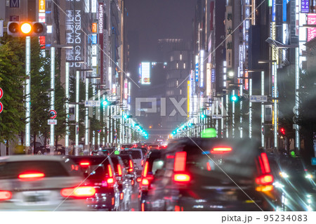 《東京都》夜の銀座メインストリート・ラッシュアワー 95234083
