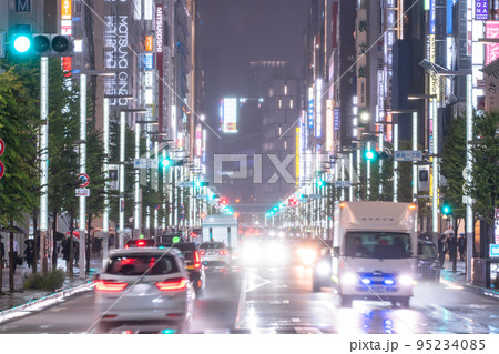 《東京都》夜の銀座メインストリート・ラッシュアワー 95234085