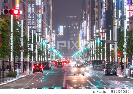 《東京都》夜の銀座メインストリート・ラッシュアワー 《東京都》夜の銀座メインストリート・ラッシュアワー 95234086