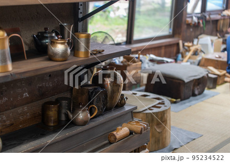 工房の風景　銅器製作 95234522