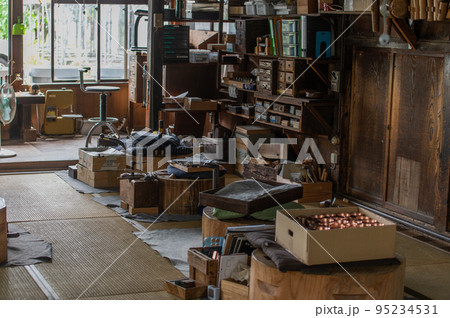 工房の風景　銅器製作 95234531