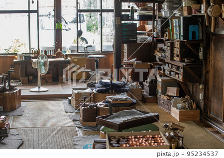 工房の風景 銅器製作 工房の風景 銅器製作 95234537