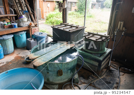 工房の風景　銅器製作 95234547