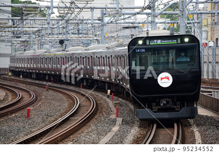 E235系0番台　 黒い山手線　鉄道開業150年ヘッドマーク付　御徒町 95234552