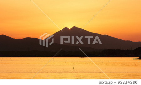 霞ヶ浦から望む筑波山の夕景 95234580