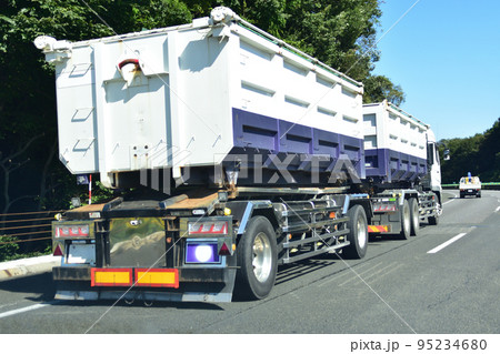 高速道路を走行するフルトレーラー 95234680