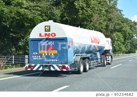 高速道路を走行するLNGタンクローリー 高速道路を走行するLNGタンクローリー 95234682
