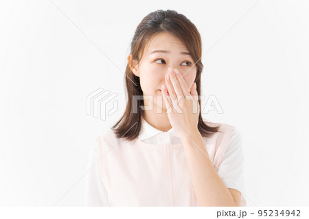 エプロン姿の女性スタッフ 95234942
