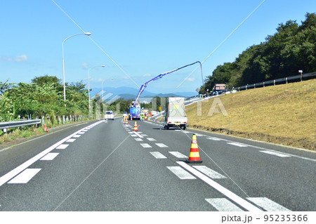高速道路の維持管理作業 95235366