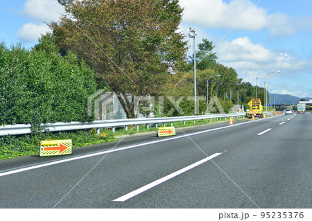 高速道路の維持管理作業 高速道路の維持管理作業 95235376