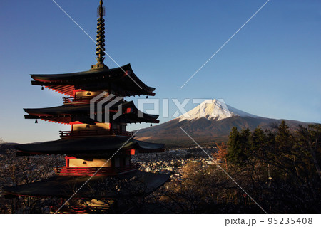 富士山は雪景色で麓の五重塔には光が差し込み、青空の中で朝日を浴びて一日の始まりを迎える 富士山は雪景色で麓の五重塔には光が差し込み、青空の中で朝日を浴びて一日の始まりを迎える 95235408