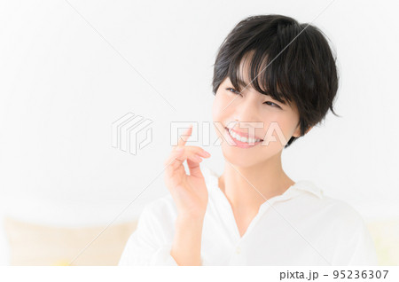 お肌の手入れをする美しい女性 お肌の手入れをする美しい女性 95236307