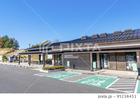 鳥取県鳥取市　快晴の鳥取砂丘ビジターセンター 95236451