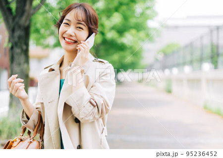 電話をする若い女性 電話をする若い女性 95236452