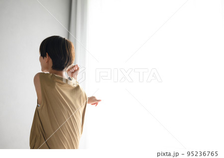 部屋でストレッチする女性 顔無し 部屋でストレッチする女性 顔無し 95236765