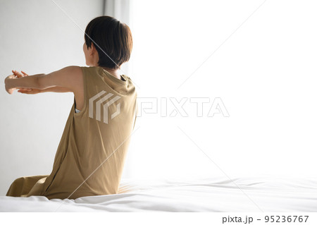 部屋でストレッチする女性 顔無し 部屋でストレッチする女性 顔無し 95236767