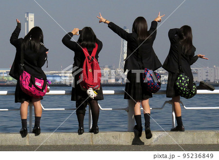 後ろ姿でジャンプして記念写真を撮る少女たち 後ろ姿でジャンプして記念写真を撮る少女たち 95236849