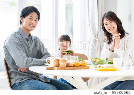 家族　食事　ファミリー　ランチ　親子 95236966