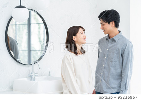 洗面所 カップル 夫婦 ライフスタイル 洗面所 カップル 夫婦 ライフスタイル 95236967