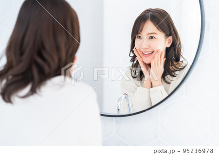 女性　ビューティー　美容　スキンケア　洗顔 95236978