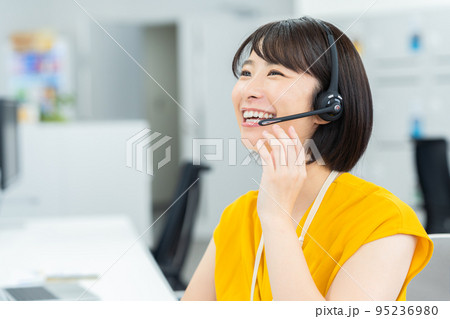 コールセンターで働く若いビジネスウーマン コールセンターで働く若いビジネスウーマン 95236980