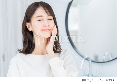 女性　ビューティー　美容　スキンケア　洗顔 95236993