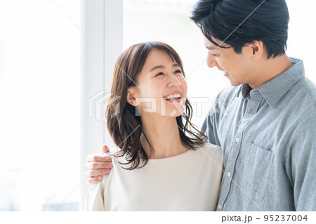 カップル　夫婦　ライフスタイル　仲良し　男女 95237004