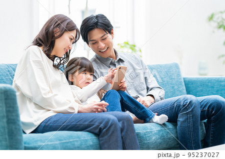 家族 ファミリー スマホ 親子 ライフスタイル 仲良し 家族 ファミリー スマホ 親子 ライフスタイル 仲良し 95237027