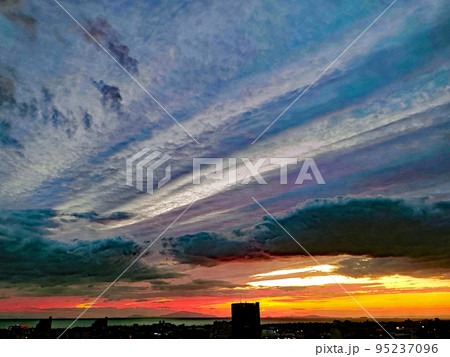 瀬戸内の播磨灘に沈む「夕日・夕焼け」水彩画風 95237096