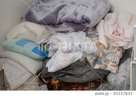クローゼットの布団 95237635