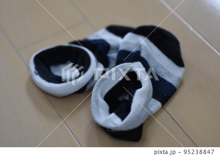 床に置かれた靴下 95238847