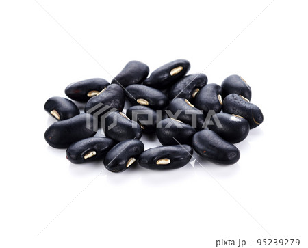 black beans on white background 95239279