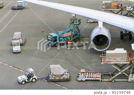 羽田空港で働く航空機特殊車両とサービスエンジニア 95239746