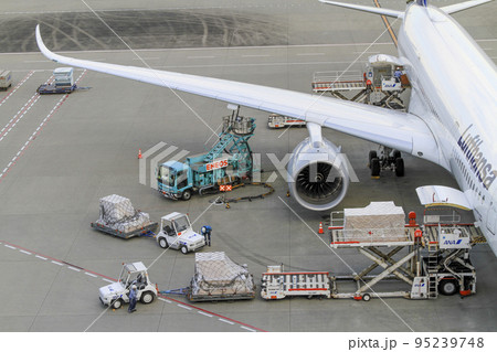 羽田空港で働く航空機特殊車両とサービスエンジニア 95239748